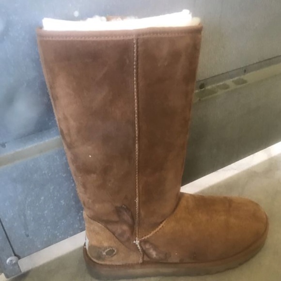 UGGS - Picture 3 of 5